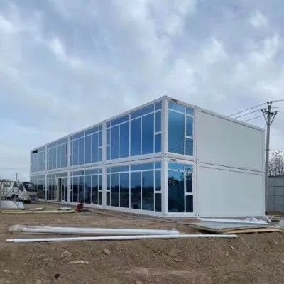改造された輸送コンテナプリファブハウスと多機能ポータブルコンテナハウス